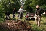 První ze šesti brigád na zkrášlení tří veřejných prostranství v Dobré Vodě u Toužimi